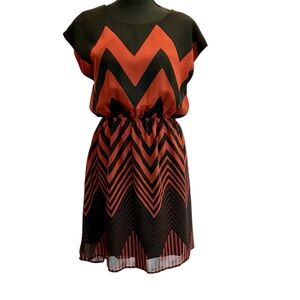 𝅺EVERLY black and Indian red short sleeve geometric zigzag high-low dress Sz M
